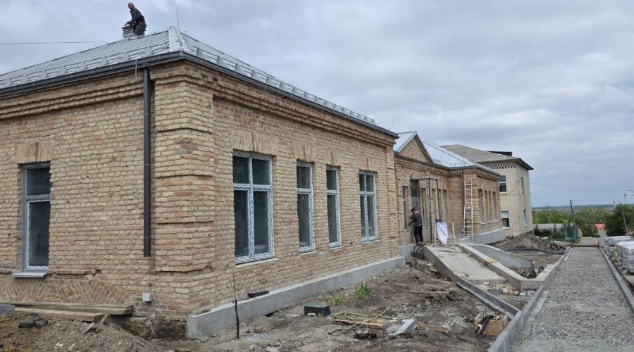 Продовжуються роботи з влаштування зовнішніх і внутрішніх мереж електропостачання.