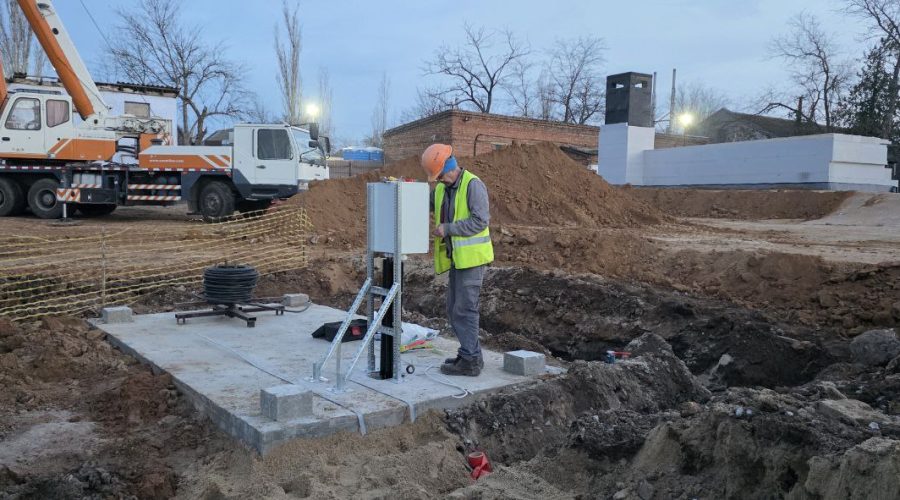 Завершуємо монтажні роботи з підключення розподільчої мережі гарантованого живлення протирадіаційного укриття в Миколаївській області.
