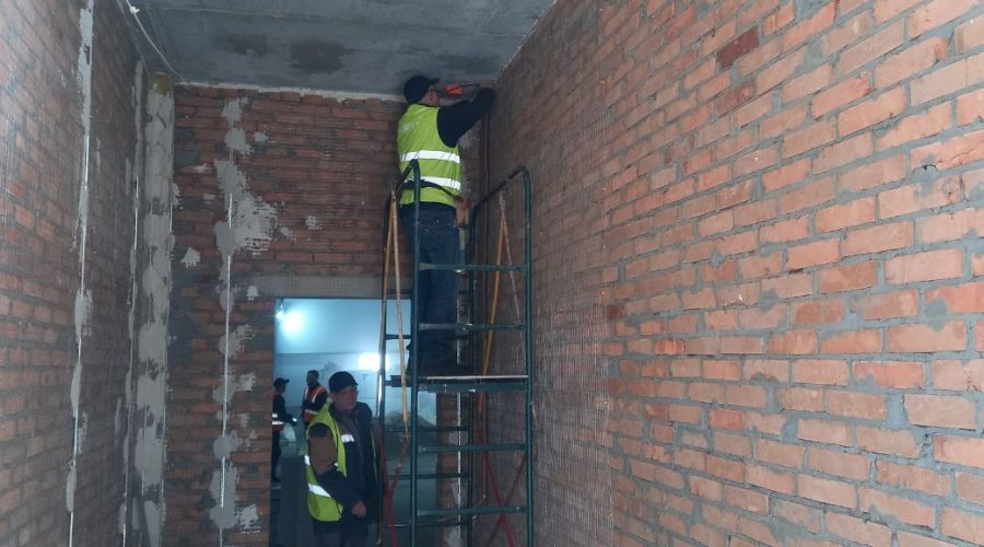 Приступили до виконання робіт з монтажу зовнішнього контуру заземлення та мереж внутрішнього електросвітлення фабрики-кухні в Харківській області.