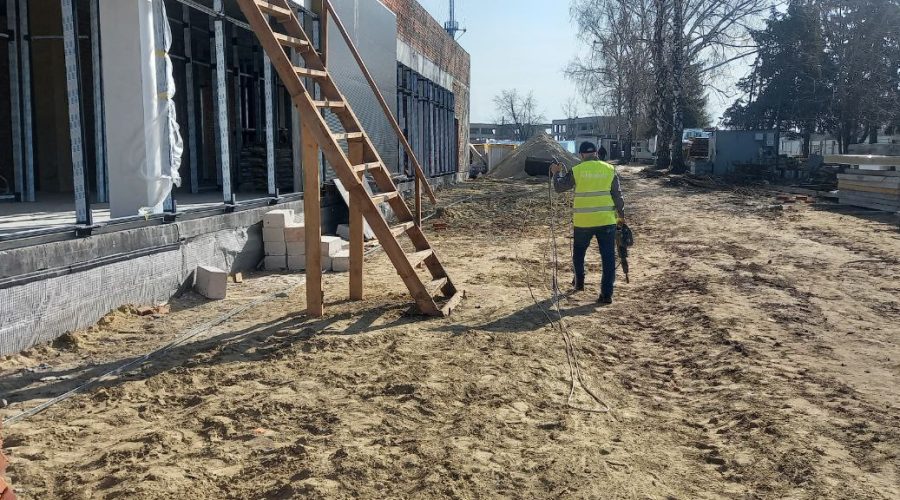 Приступили до виконання робіт з монтажу зовнішнього контуру заземлення та мереж внутрішнього електросвітлення фабрики-кухні в Харківській області.