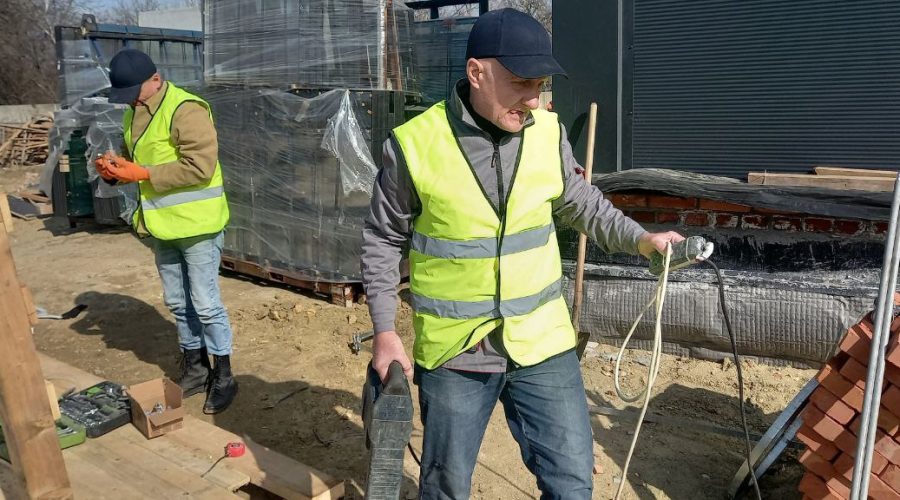 Приступили до виконання робіт з монтажу зовнішнього контуру заземлення та мереж внутрішнього електросвітлення фабрики-кухні в Харківській області.