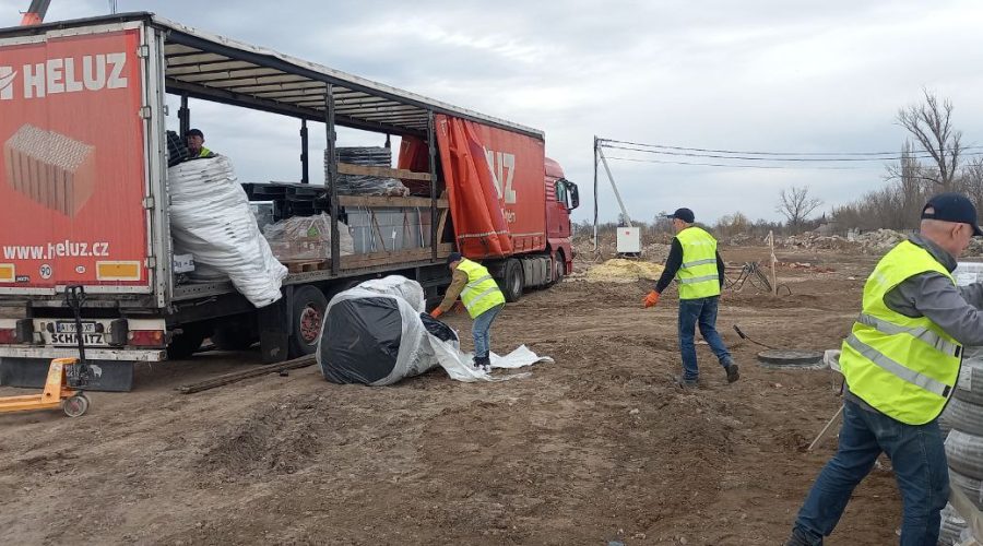 Прибула основна частина матеріалів - кабеленесучі системи та фурнітура для монтажу систем внутрішнього електропостачання фабрики-кухні в Харківській області.